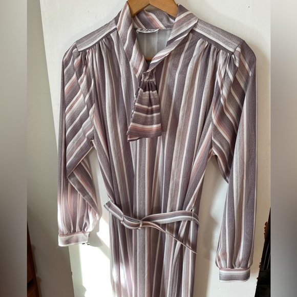 Vintage D’Allairds Dress with OG Belt & Bow tie neck - Picture 2 of 7